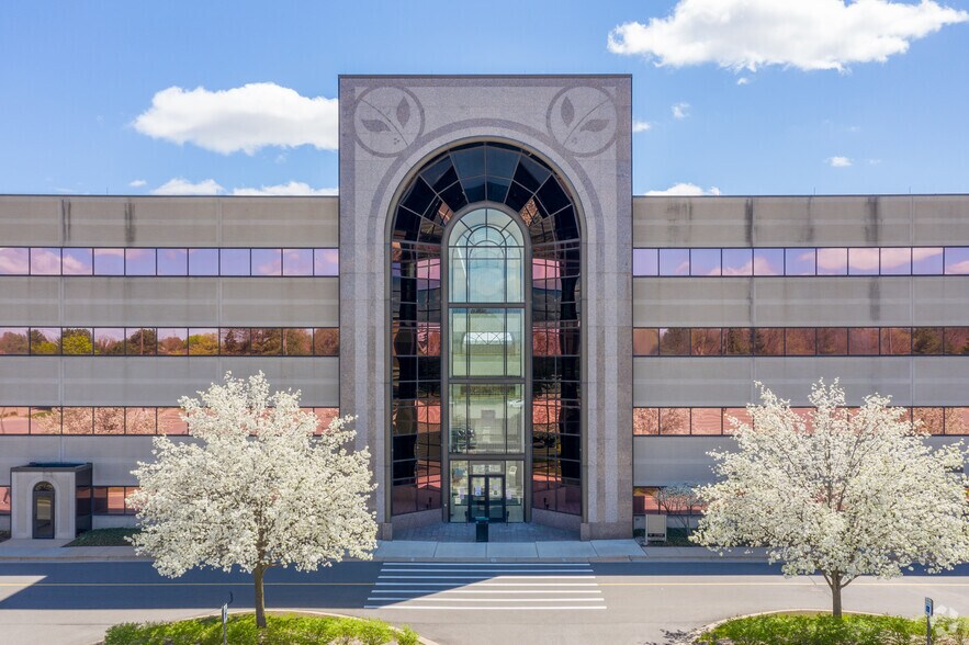 More Photos Of 17290-17800 N Laurel Park Dr, Livonia Office For Lease