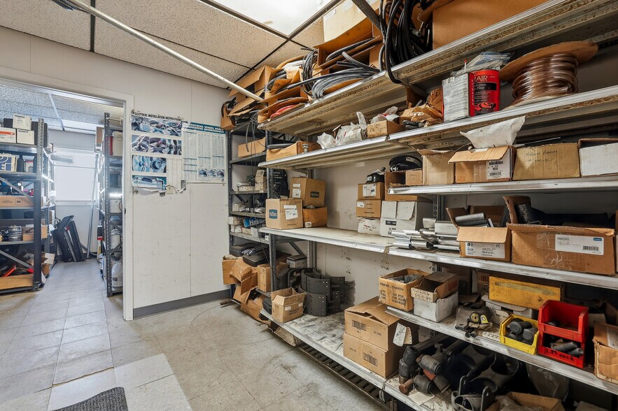 More Photos Of 5500 Prairie Dr, Plover Flex For Sale