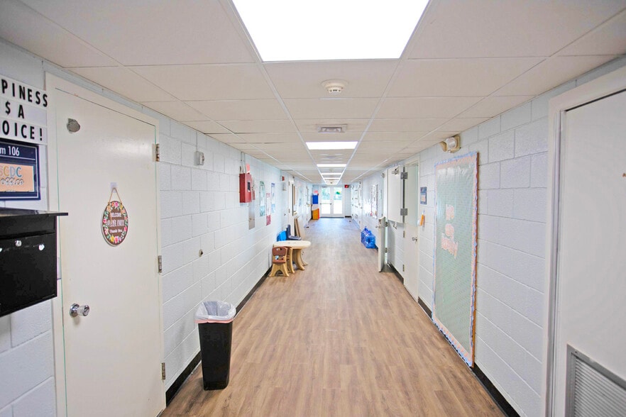 More Photos Of 2045 Drew St, Clearwater Schools For Lease