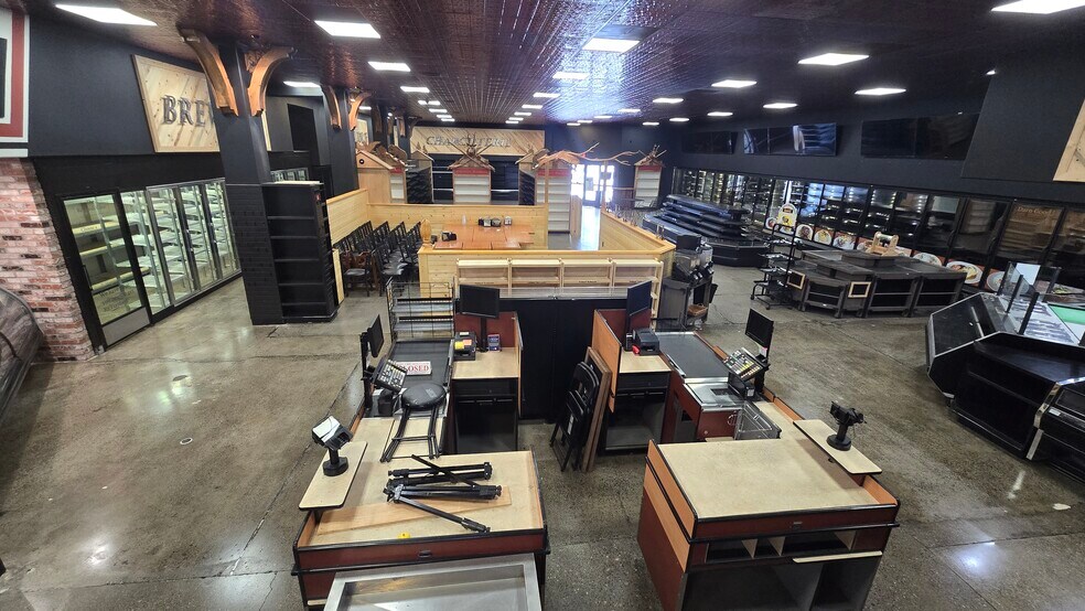 More Photos Of 1912 4th St, La Grande General Retail For Lease