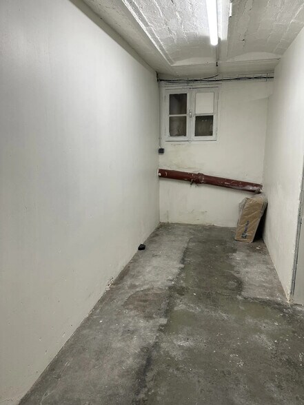 More Photos Of 97 Rue Raymond Losserand, Paris Flex For Lease