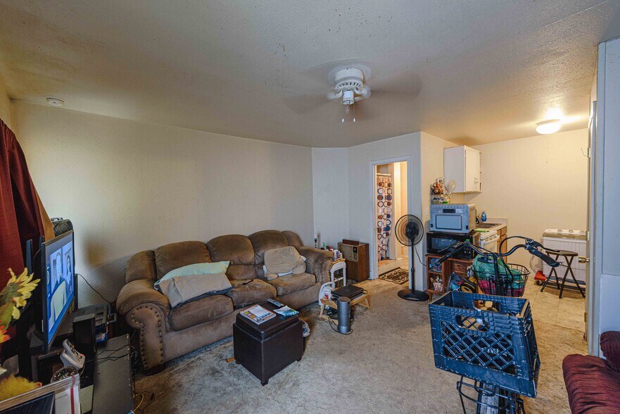 More Photos Of 562 Newmark St, Coos Bay Storefront For Sale