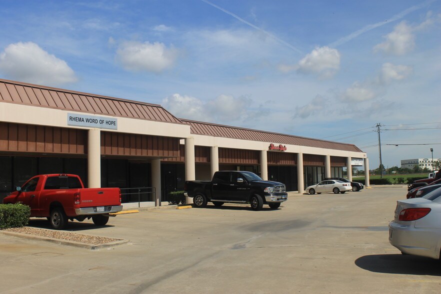 More Photos Of 2550 E Trinity Mills Rd, Carrollton Showroom For Lease