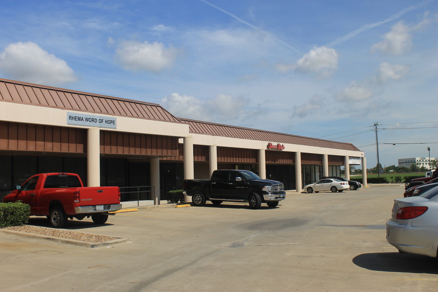 More Photos Of 2550 E Trinity Mills Rd, Carrollton Showroom For Lease