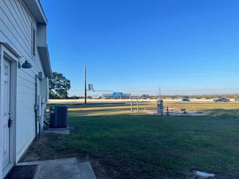 More Photos Of 4095 SE I 10 Frontage Rd, Sealy Medical For Sale