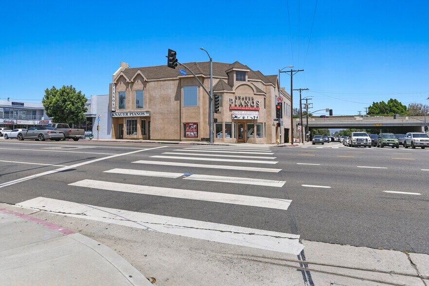 More Photos Of 19301 Ventura Blvd, Tarzana Loft Creative Space For Lease