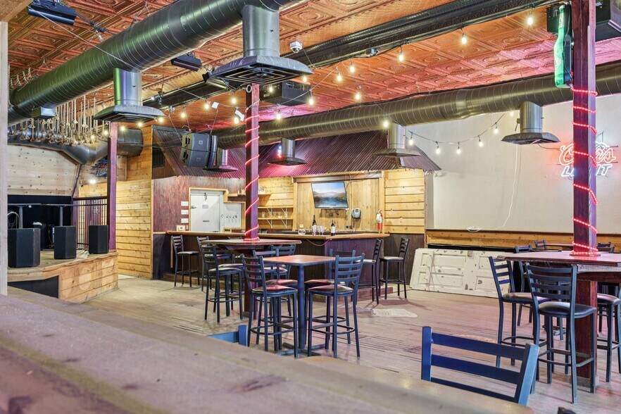 More Photos Of 113 N Main St, Moulton Bar For Sale