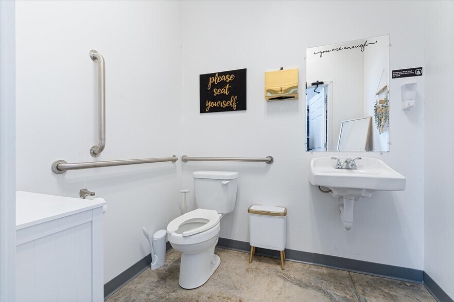 More Photos Of 1607 W New Hope Rd, Rogers General Retail For Sale