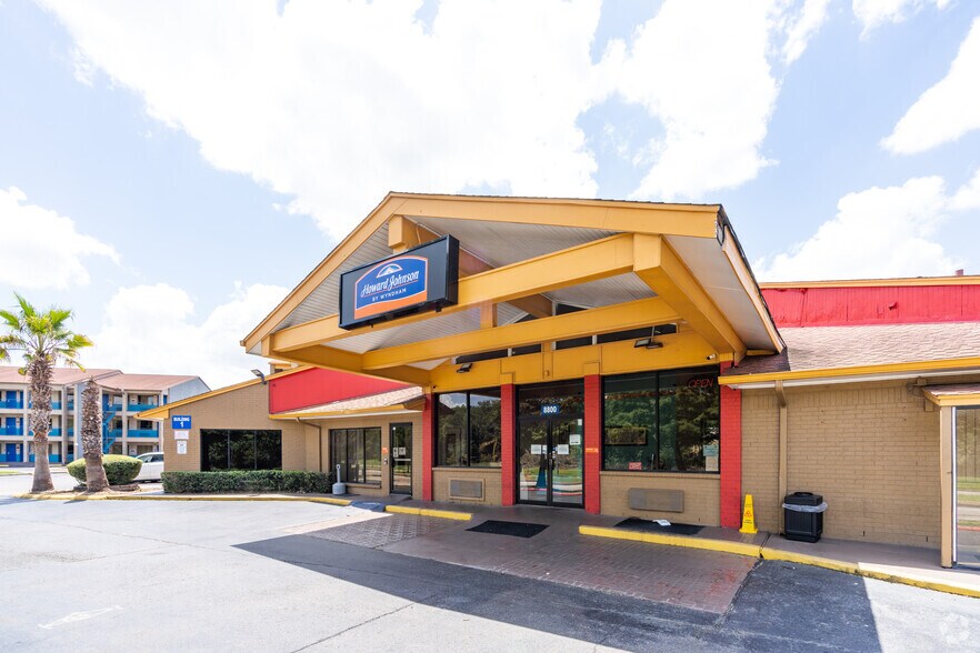 More Photos Of 8800 Airport Blvd, Houston Hospitality For Sale
