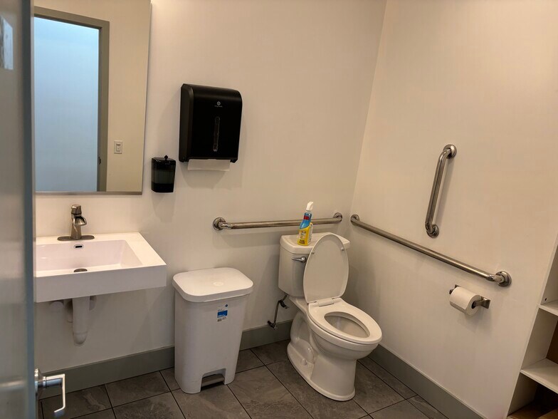 More Photos Of 3632-3652 N Cicero Ave, Chicago Showroom For Sale