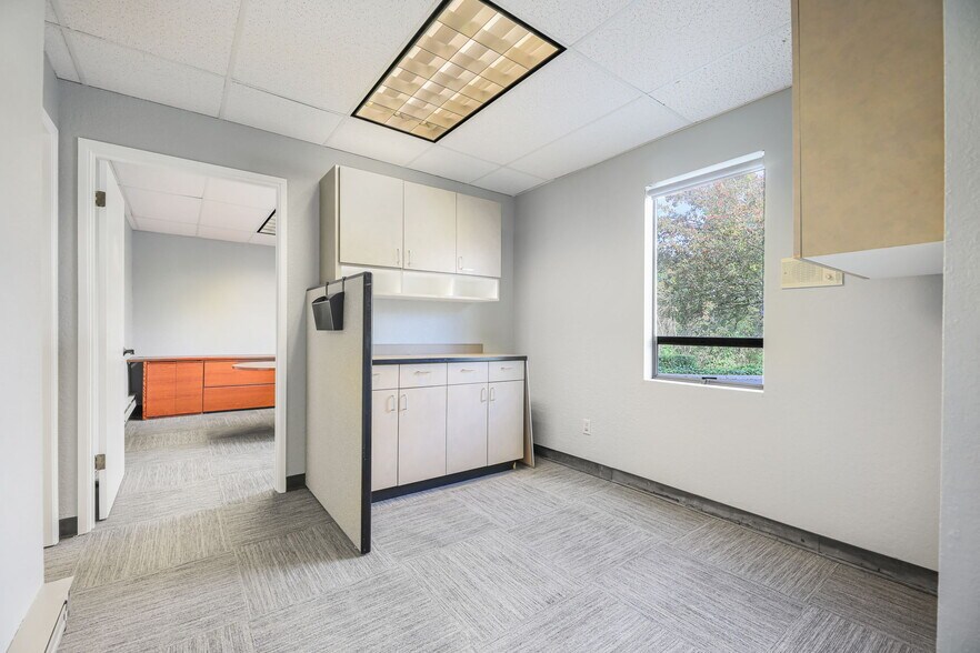 More Photos Of 9502 19th Ave SE, Everett Office For Lease