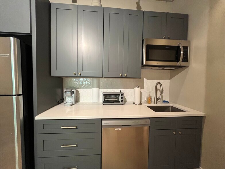 More Photos Of 2000 N Racine Ave, Chicago Loft Creative Space For Lease