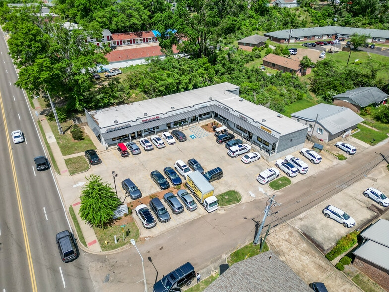 More Photos Of 1525 University Ave, Oxford General Retail For Sale
