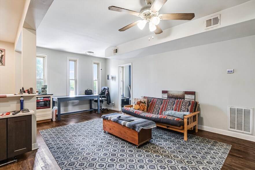 More Photos Of 5481 N Northwest Hwy, Chicago Storefront Retail Residential For Sale