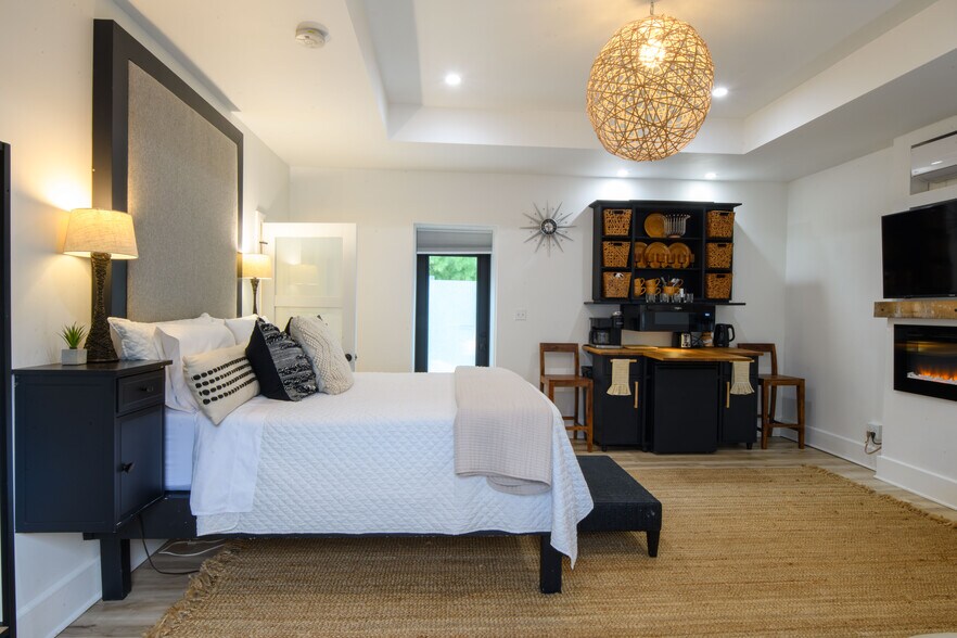 More Photos Of 13662 Red Arrow Hwy, Harbert Hotel For Sale