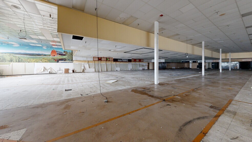 More Photos Of 70 Healy Blvd, Hudson Supermarket For Sale