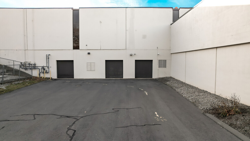More Photos Of 400 Captain Neville Dr, Waterbury Warehouse For Lease