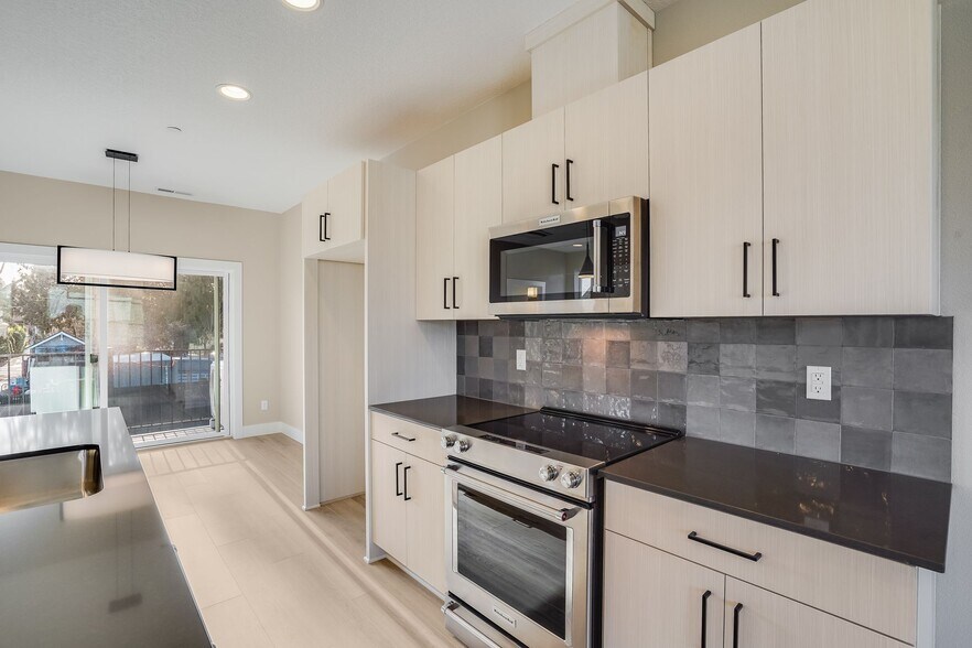 More Photos Of 22415 SW Pine St, Sherwood Flex For Sale