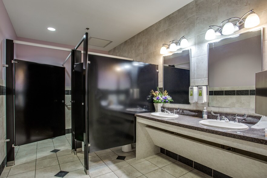 More Photos Of 2021 Commerce Dr, McKinney Office For Sale