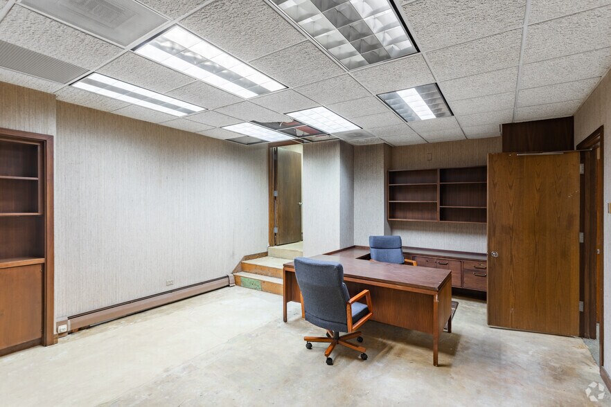 More Photos Of 216 W Madison St, Waukegan Office For Sale
