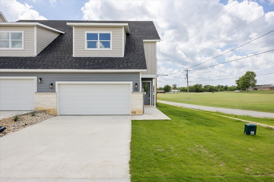 More Photos Of 710 N Sycamore St, Hico Apartments For Sale