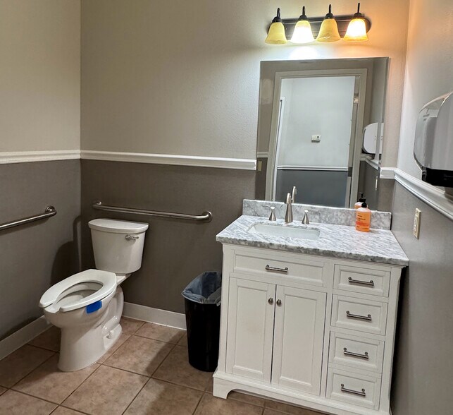 More Photos Of 910 Old Camp Rd, Lady Lake Medical For Sale