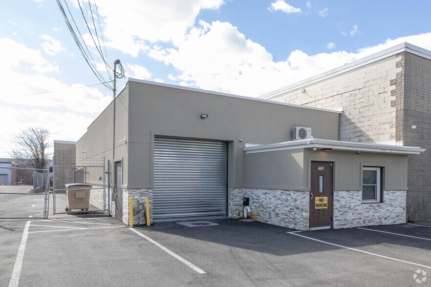 Primary Photo Of 700 Summa Ave, Westbury Distribution For Sale