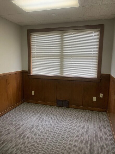 More Photos Of 209 S Pioneer Dr, Abilene Flex For Lease