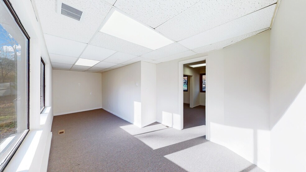 More Photos Of 220 Silver Lake Rd, Dingmans Ferry Office For Sale