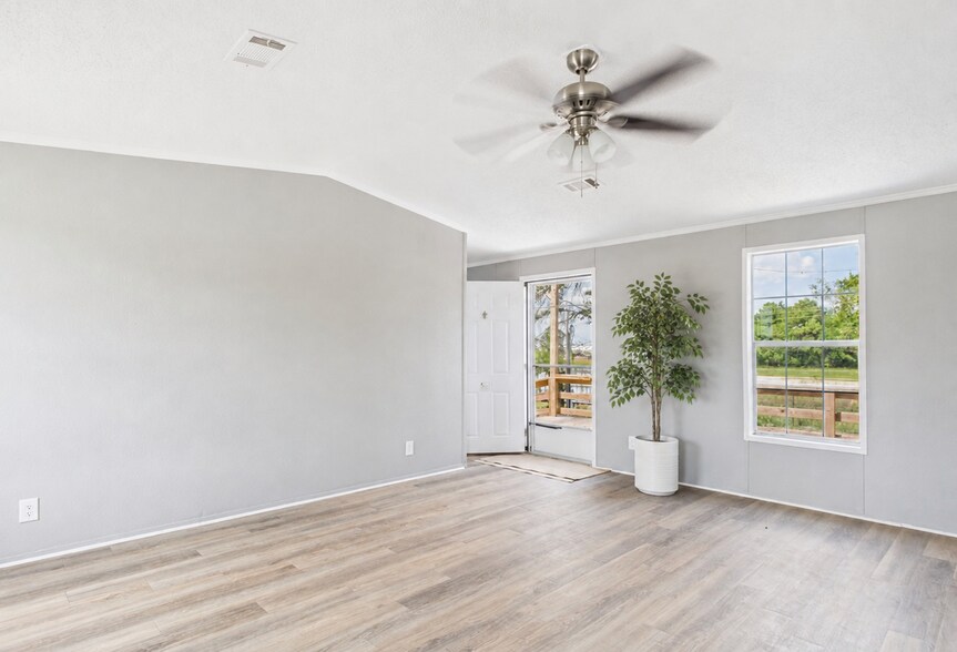 More Photos Of 12418 N Lake Houston Pkwy, Houston Land For Lease