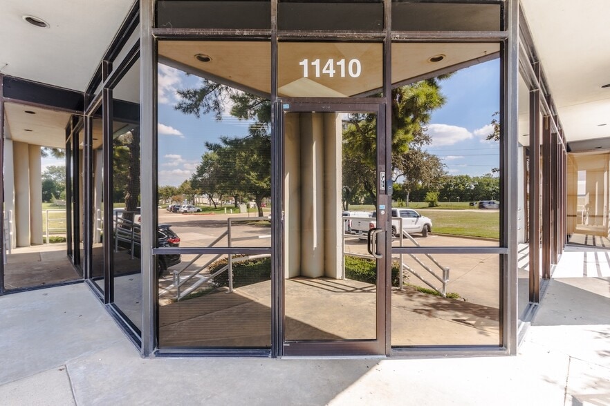 More Photos Of 11410-11420 Mathis Ave, Farmers Branch Distribution For Lease