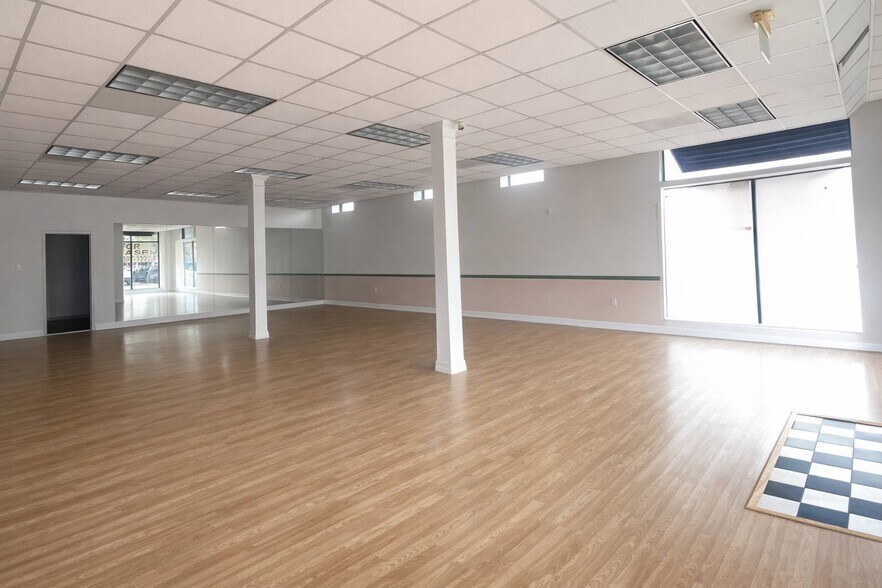 More Photos Of 5200-5210 Bellaire Blvd, Bellaire General Retail For Lease