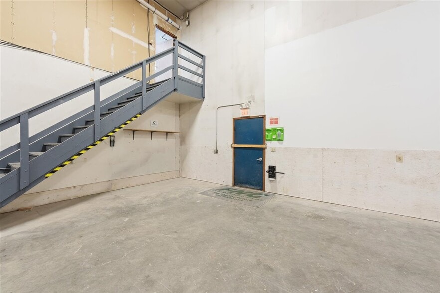 More Photos Of 3408 International St, Fairbanks Warehouse For Lease