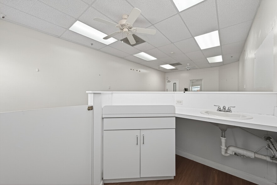 More Photos Of 8525 Queenston Blvd, Houston Freestanding For Sale