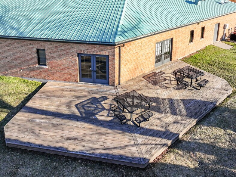 More Photos Of 566 Redbird Cir, De Pere Office For Lease