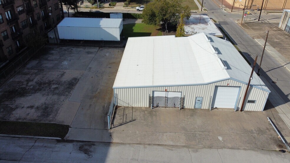 More Photos Of 823 W Broadway Ave, Fort Worth Warehouse For Lease
