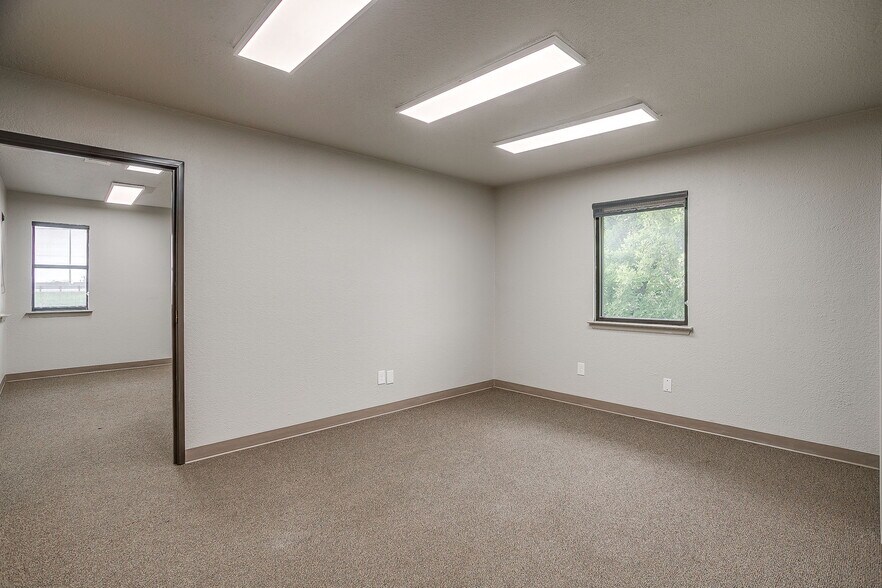 More Photos Of 2030 S Las Vegas Trl, White Settlement Office For Sale