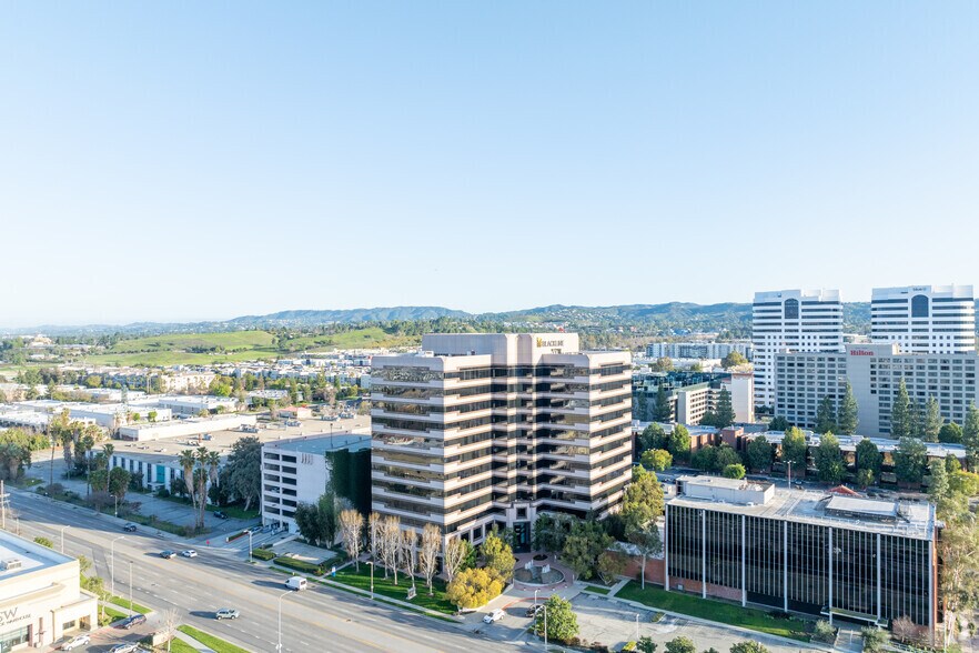 More Photos Of 21300 Victory Blvd, Woodland Hills Office For Lease