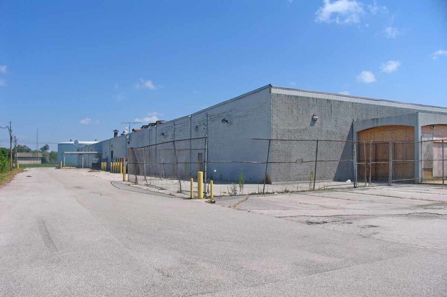 More Photos Of 3655 Nameoki Rd, Granite City Department Store For Lease