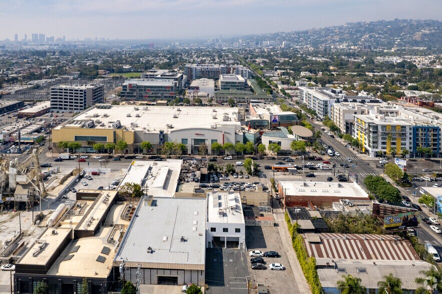 More Photos Of 7100 W Santa Monica Blvd, Los Angeles Unknown For Lease