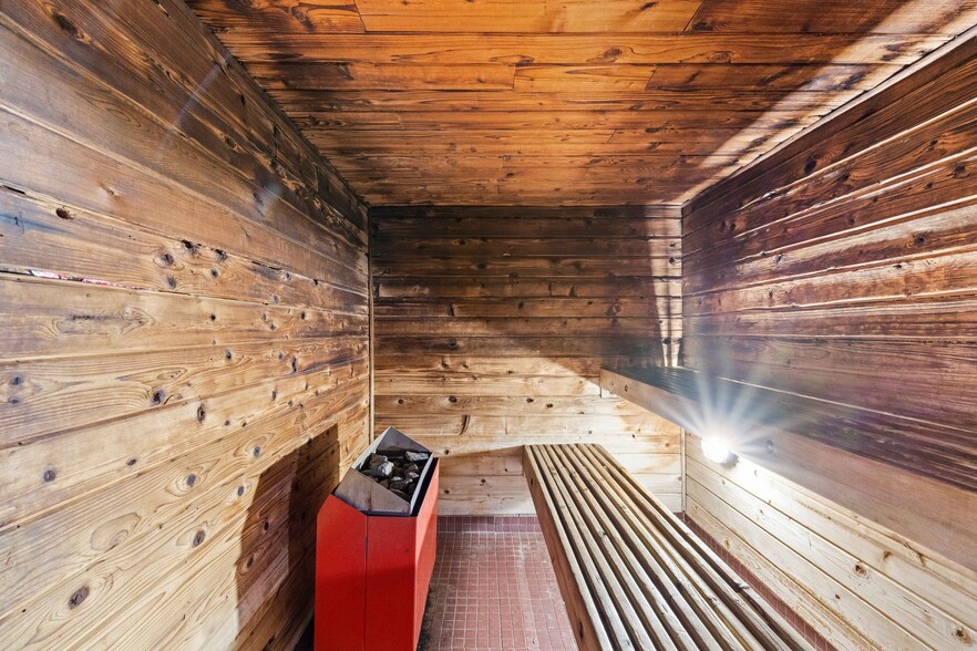 More Photos Of 985 Newmark Ave, Coos Bay Health Club For Sale