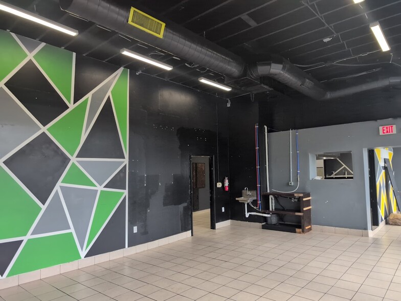 More Photos Of 45788 Woodward Ave, Pontiac Restaurant For Lease