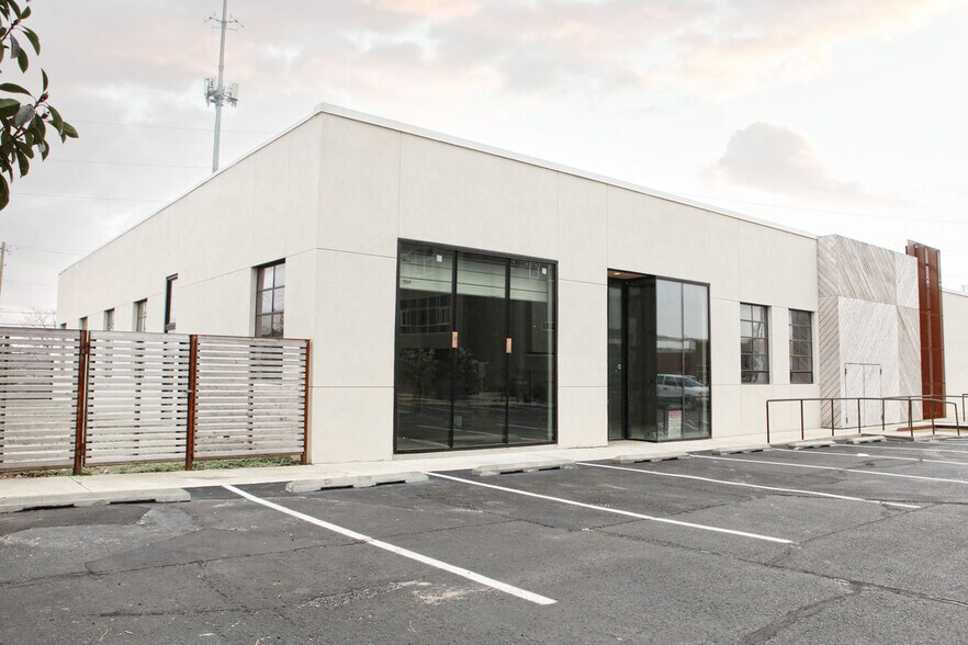 More Photos Of 222 S Kenosha Ave, Tulsa Storefront Retail Office For Lease