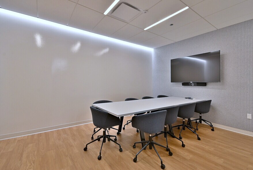 More Photos Of 2100 W 21st St, Broadview Light Manufacturing For Lease