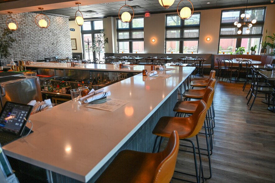 More Photos Of 21050 Southbank St, Sterling Unknown For Lease