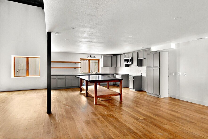 More Photos Of 11544 Cockleburr Rd, Roanoke Warehouse For Lease