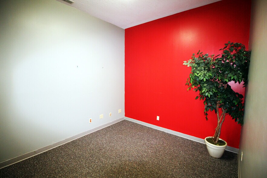 More Photos Of 2509 W 2nd St, Marion Office For Lease