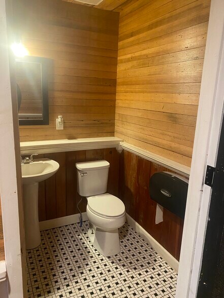 More Photos Of 100 Oregon St, Hiawatha Flex For Sale