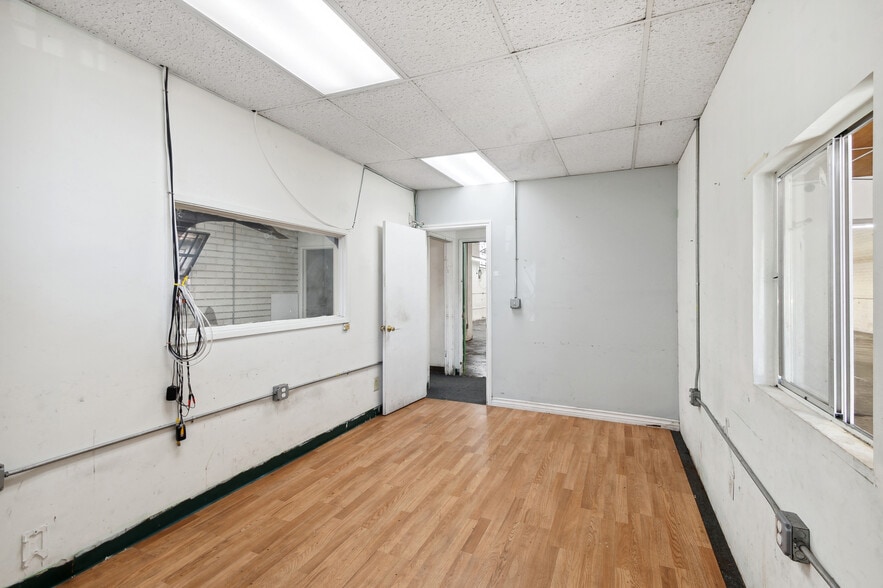 More Photos Of 2622 S Grand Ave, Los Angeles Warehouse For Sale