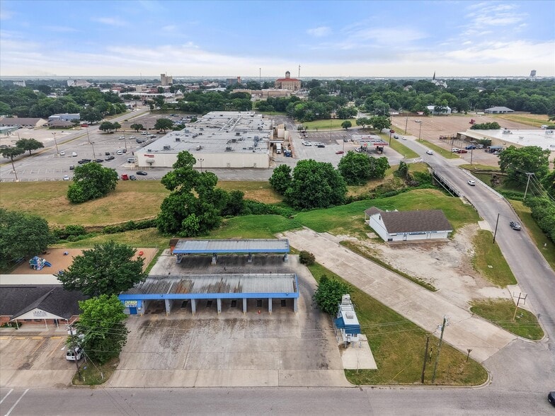 More Photos Of 223 Oaklawn Ave, Corsicana Carwash For Sale